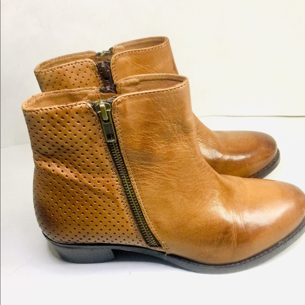 Diba Women Left Side Right Side Zip Boots Size 7